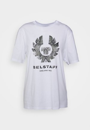 Camiseta blanca de manga corta con un logo alado texturizado en negro y gris, y el texto "BELSTAFF ENGLAND 1924" en el frente.