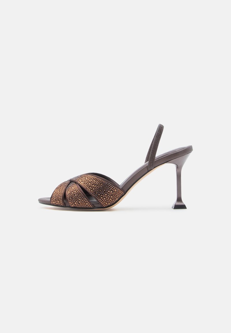 Sandale à talons hauts marron avec une tige tissée texturée, présentant un design à lanières et un talon angulaire unique. Semelle plate en dessous.