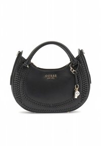 Borsa sintetica nera con forma arrotondata, cuciture testurizzate lungo i bordi, finiture dorate e un portachiavi decorativo.