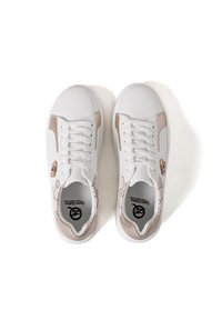Sneaker in pelle bianca con accenti beige chiaro, design arrotondato, lacci piatti e stampa circolare del logo sul lato interno.