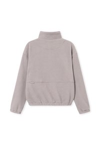 Kurtka typu pullover w jasnoszarym fleecowym materiale z wysokim kołnierzem, długimi rękawami i dopasowanym dołem. Posiada subtelny detal szwu z tyłu.