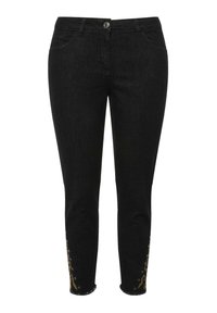 Jeans de mezclilla negra con un diseño ajustado, que presentan un intrincado bordado dorado cerca del dobladillo y un cierre de botón clásico.