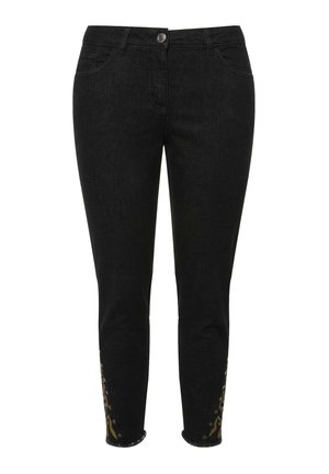 Jeans in denim nero con un design aderente, caratterizzati da un intricato ricamo dorato vicino all'orlo e una chiusura a bottone classica.