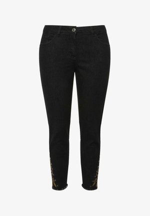 Jeans in denim nero con un design aderente, caratterizzati da un intricato ricamo dorato vicino all'orlo e una chiusura a bottone classica.