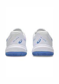 Baskets de sport blanches avec une tige en mesh texturé, des accents bleus et une semelle en caoutchouc avec un motif de grip. Étiquette "GEL-GAME" sur le côté.