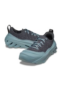 Graue und türkisfarbene Schuhe mit einem strukturierten Strick-Obermaterial, gepolsterten Sohlen, einem niedrigeren Profil-Design und kontrastierenden Schnürdetails.