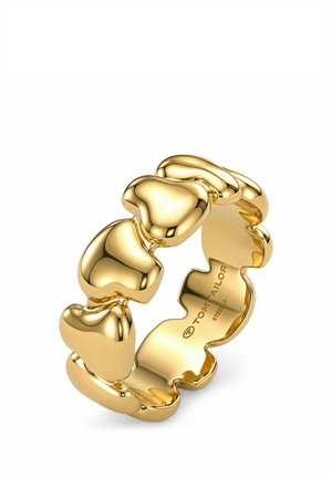 Goldfarbener Edelstahlring mit miteinander verbundenen abgerundeten Herzformen und Tom Tailor-Logo auf der Innenseite des Rings.