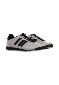 Sneaker con una toma grigia in suede, strisce in pelle nera e suola in gomma testurizzata. Presenta lacci neri e un logo impresso sul lato.