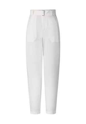 Witte hoge taille taps toelopende broek met ceintuurlussen, bijpassende stoffen riem, twee opgestikte voorzakken en cropped zomen.