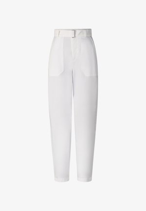 Witte hoge taille taps toelopende broek met ceintuurlussen, bijpassende stoffen riem, twee opgestikte voorzakken en cropped zomen.
