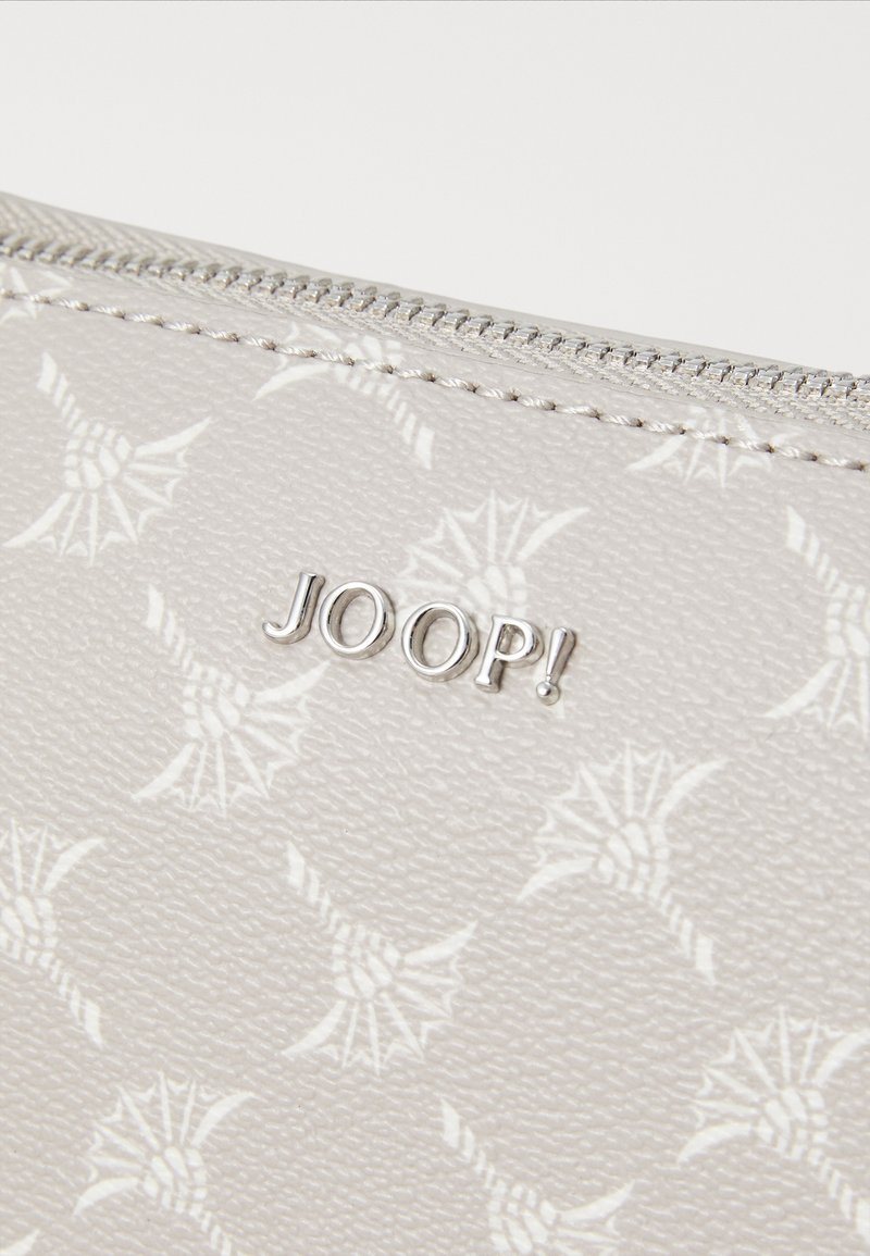 Hellgraue Geldbörse mit einer strukturierten Oberfläche, verziert mit einem weißen Blumenmuster und einem silbernen "JOOP!"-Logo. Reißverschluss entlang der oberen Kante.