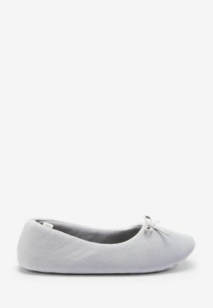Ballerine en tissu doux gris clair avec un petit nœud sur le dessus et un talon bas arrondi, vue de côté sur fond blanc.