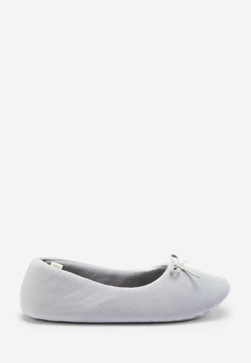 Ballerine en tissu doux gris clair avec un petit nœud sur le dessus et un talon bas arrondi, vue de côté sur fond blanc.
