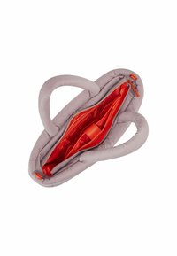 Borsa a spalla grigio chiaro con design imbottito, caratterizzata da un rivestimento rosso e cerniere, e due manici morbidi per il trasporto. Interno con più scomparti.