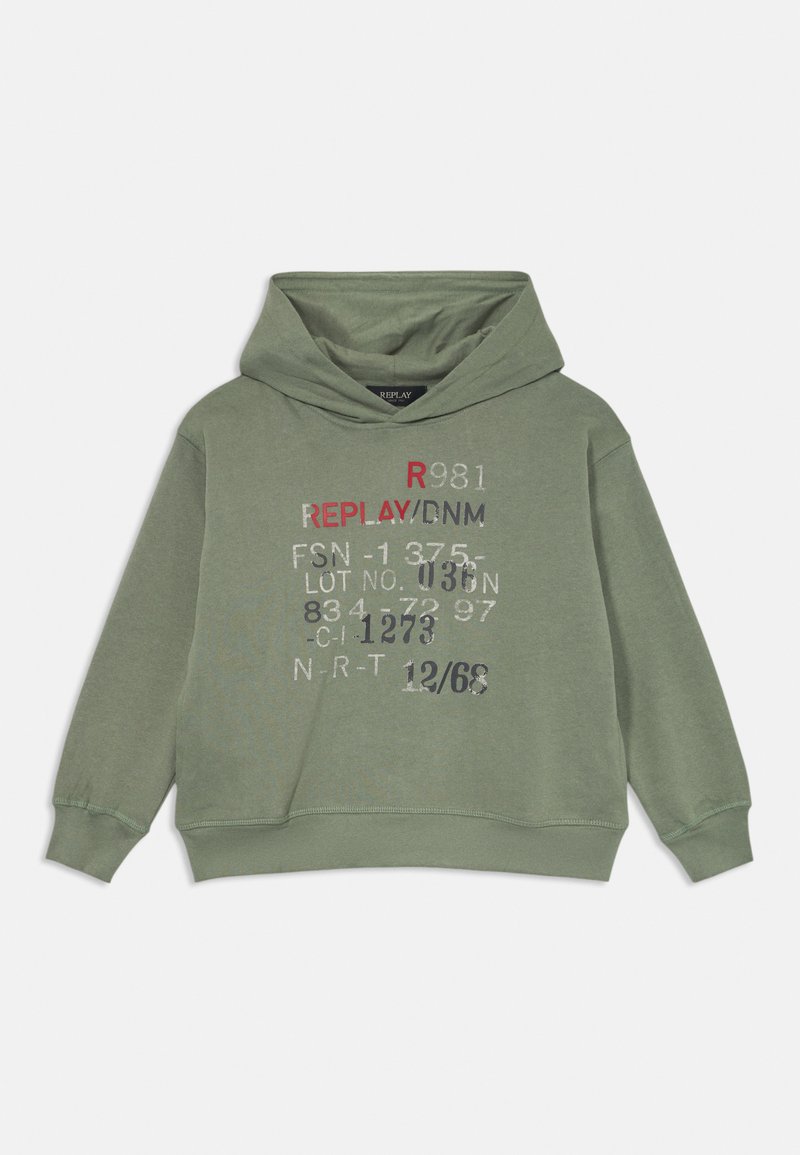 Sweatshirt à capuche vert olive avec des graphismes textuels en rouge, gris et noir. Il possède des poignets et un ourlet côtelés avec une coupe décontractée.