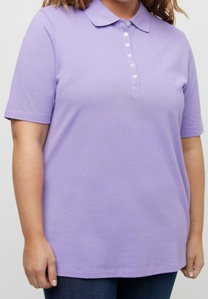 Polo a maniche corte in lavanda, realizzato in tessuto testurizzato. Presenta una chiusura con bottoni a sei bottoni e un colletto classico.