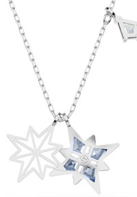 Södermalmskedja i silver med två stjärnformade hängsmycken, en solid med blå ädelstenar och en öppen geometrisk design.
