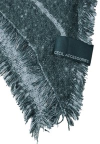 Mørkegrøn tørklæde med frynset kanter, der har et struktureret design og et stofmærke, der står "CECIL ACCESSORIES."