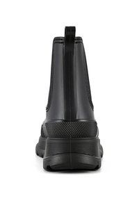 Černé gumové kotníkové boty s texturovanou podrážkou pro lepší grip, zaoblenou špičkou a zadním poutkem pro snadné obouvání. Hladký svršek s minimálním designem.