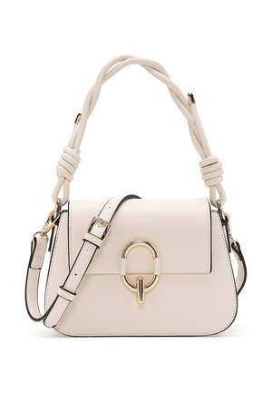 Borsa in pelle color crema con chiusura ovale dorata, manico superiore nodato e tracolla regolabile con rifiniture nere.
