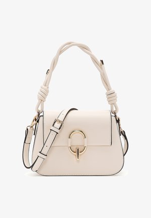 Crèmekleurige leren handtas met een gouden ovale sluiting, een geknoopte bovenste handgreep en een verstelbare schouderriem met zwarte rand.