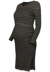 Robe de maternité en maille côtelée, manches longues, longueur genou, couleur vert olive avec rayures horizontales noires et fentes latérales.