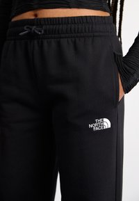 The North Face ESSENTIAL JOGGER - Pantalones deportivos - black