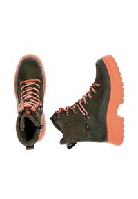 Des bottes en daim vert et synthétique présentent des semelles en caoutchouc orange, des lacets à motif et des œillets en métal. Design montants avec un col rembourré.