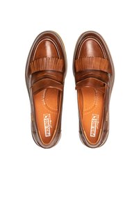 Zapatos marrones de cuero tipo mocasín con una amplia correa y detalle de flecos. Punta redondeada, plantilla acolchada y suela de goma texturizada.