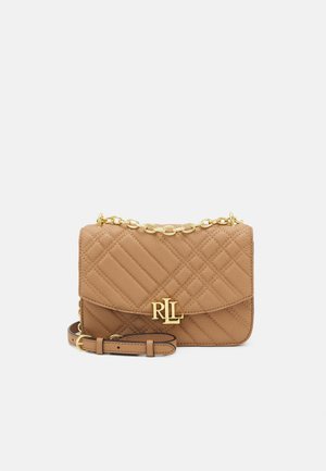 Bolso bandolera de cuero acolchado de color beige con cadena dorada, correa de cuero ajustable y cierre con el logo dorado RLL en la solapa frontal.