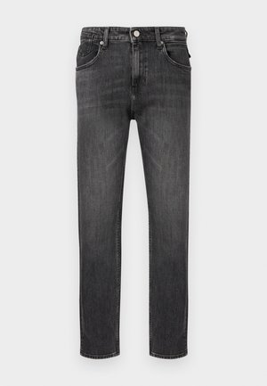 Czarne jeansy z denimu o prostym kroju, pięcioma kieszeniami i zapięciem na guziki z przodu. Miękka faktura z delikatnym wyblaknięciem i kontrastującymi przeszyciami.