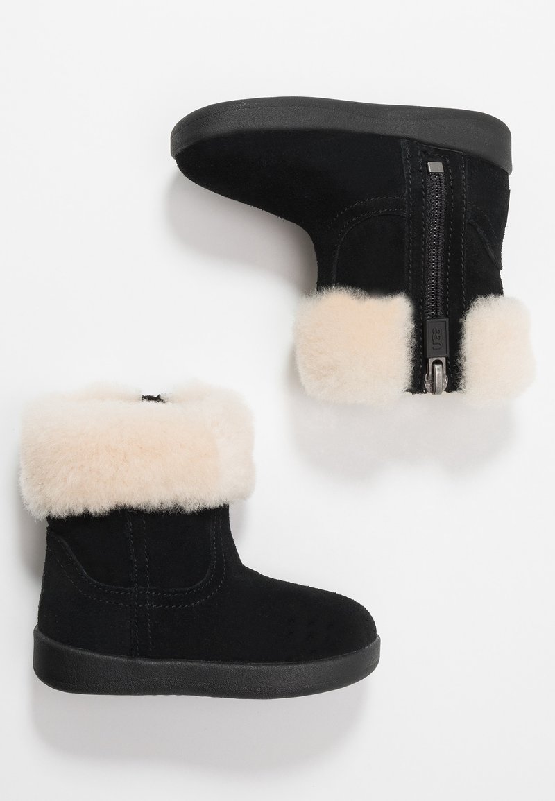 Bottes d'hiver en daim noir avec poignets en fausse fourrure beige et fermeture éclair latérale, présentées sous des angles latéral et supérieur sur fond blanc.