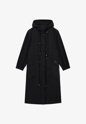 Lang sort hætteparka med frontlynlås, snoretræk, elastiske manchetter og klaplommer på hver side.