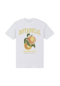 Bílý tričko s žlutým textem "BOTANICAL" a "Champion plum" pod dvěma velkými ilustrovanými žlutými švestkami se zelenými listy.