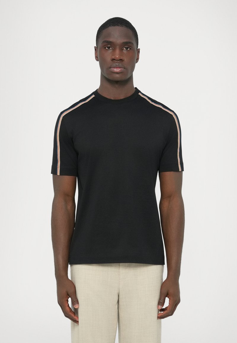 Čierne tričko s krátkym rukávom a okrúhlym výstrihom, s kontrastnými vertikálnymi pruhmi v jemnej farbe pozdĺž ramien.