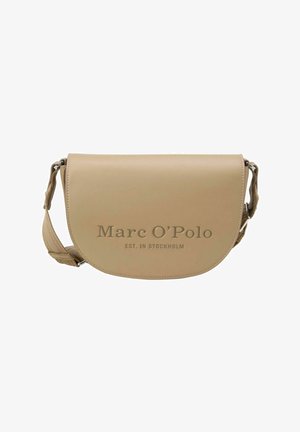 Sac bandoulière en cuir beige avec bandoulière réglable et "Marc O'Polo EST. IN STOCKHOLM" embossé sur le rabat avant.