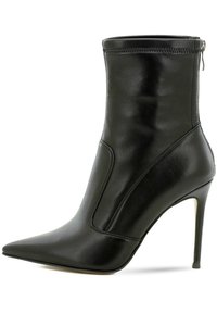 Stivale alla caviglia in pelle nera con punta affilata, design elegante, alto tacco a stiletto e dettaglio con zip sul retro. Texture liscia in tutto il prodotto.