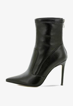 Stivale alla caviglia in pelle nera con punta affilata, design elegante, alto tacco a stiletto e dettaglio con zip sul retro. Texture liscia in tutto il prodotto.