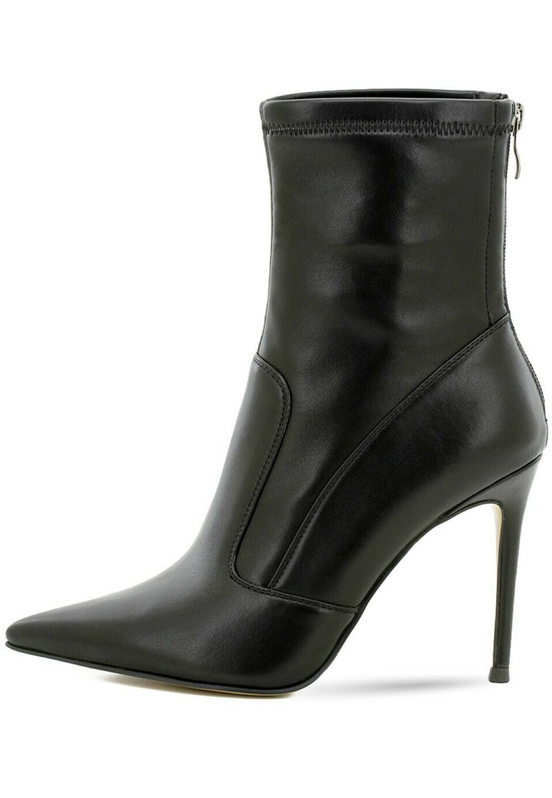 Stivale alla caviglia in pelle nera con punta affilata, design elegante, alto tacco a stiletto e dettaglio con zip sul retro. Texture liscia in tutto il prodotto.