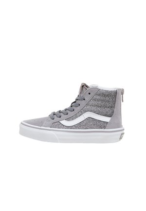 Zapatillas altas en ante gris con un acabado brillante, franja lateral blanca, cordones planos y un collar acolchado. Suela de goma para mayor tracción.
