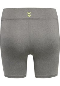 Herrers gråa träningsshorts i stretchmaterial. Har en slät yta, en tight passform och en gul chevron-logotyp nära midjan.