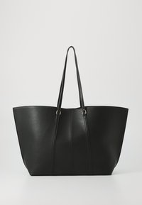 Sac fourre-tout noir en cuir lisse, avec un large dessus ouvert et deux longues anses. Il présente des coutures verticales pour un détail supplémentaire.