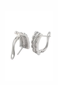 Orecchini a cerchio in argento con un design a scallop, caratterizzati da superfici testurizzate e piccoli gemme trasparenti incastonate nelle scanalature.