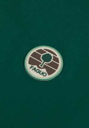 Sfondo in tessuto verde con un logo circolare. Il logo presenta il profilo di un albero e il testo "FAGUO," con una combinazione di colori marrone e bianco.