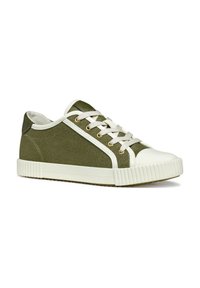 Zapatillas de lona verde oliva con suela de goma blanca, que cuentan con cordones claros, ojetes dorados y tejido texturizado en los lados y la lengua.