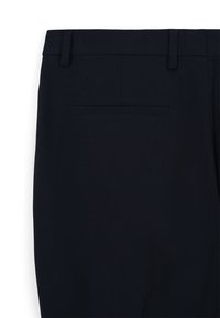 Pantaloni navy realizzati in tessuto liscio, con vita piatta, passanti per cintura e una tasca posteriore singola. Cuciture rinforzate lungo le cuciture.