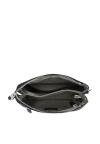Bolso de cuero negro con cierre de cremallera. El interior cuenta con dos compartimentos con un forro a rayas en blanco y negro. Acentos de hardware en plata.