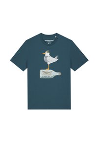 T-shirt in donkerteal met een afbeelding van een meeuw in een gestreept shirt en hoed, staand op een groene glazen fles met een opgevouwen papieren boot.