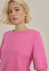 Next REGULAR FIT - SHORT SLEEVE CREW NECK - Tricou basic - pink bright