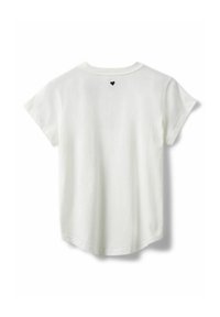 Bela kratka majica s kratkimi rokavi z majhnim črnim srcem, ki je osredotočeno blizu hrbtnega izreza, na enobarvnem belem ozadju.